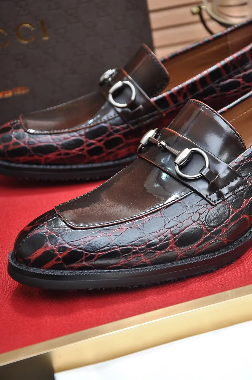 Men's shoes💰460💶Italy's top luxury men's shoe giant [GUCCI] has arrived in new style🍃Original European style🔰 Pleasant to the eye😍In order to make the shoes more durable and non-deformable🌀The production continues to follow traditional methods but there is still no lack of innovation💪The original sheepskin is chosen for the leather♻Smooth, natural and extra bright⭐Made of imported cowhide, the first choice of the rich 38-45 (45 customized)